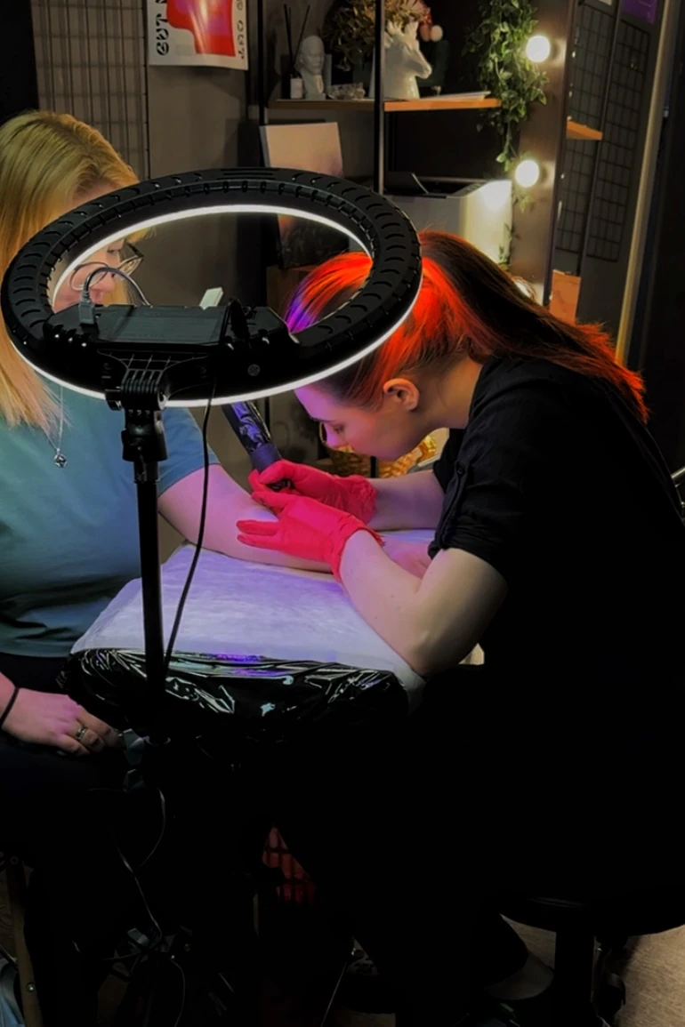 Мария Келер, тату-мастер за работой